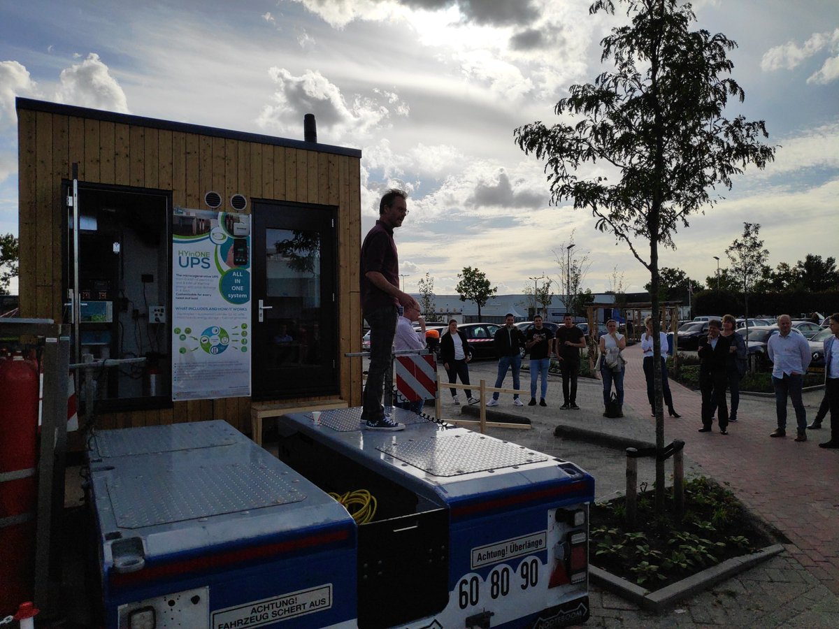 Bedrijfsleven, overheden en natuurlijk Techniek Onderwijs bij het Alfa-college. Samen om het Tiny Waterstof House te vieren. Klaar!