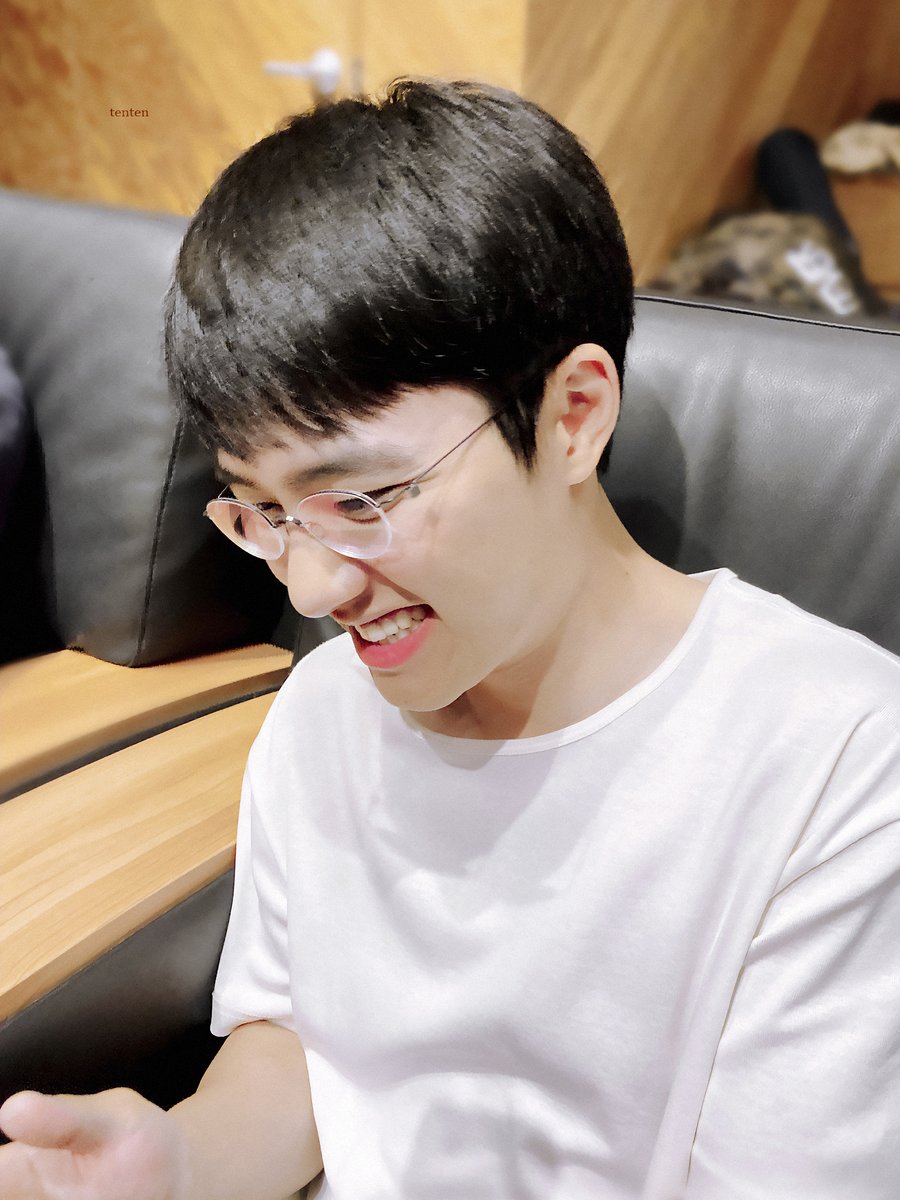 MANDY_DKS's tweet photo. 아..도경수 귀엽다...보고싶다... https://t.co/PkPJFgIpIJ