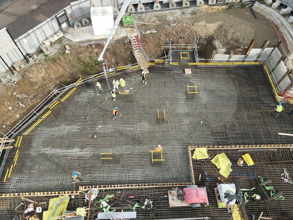 HowardCivilEng's tweet photo. Wow! Earlier today we poured an impressive 420 cubic metres of C60 concrete to form the reinforced concrete basement at Phoenix, a new scheme of 367 luxury apartments in the centre of Leeds. Read more on this project: https://t.co/Lv1Ldk8daa @TorsionGroup https://t.co/naInn1aIru