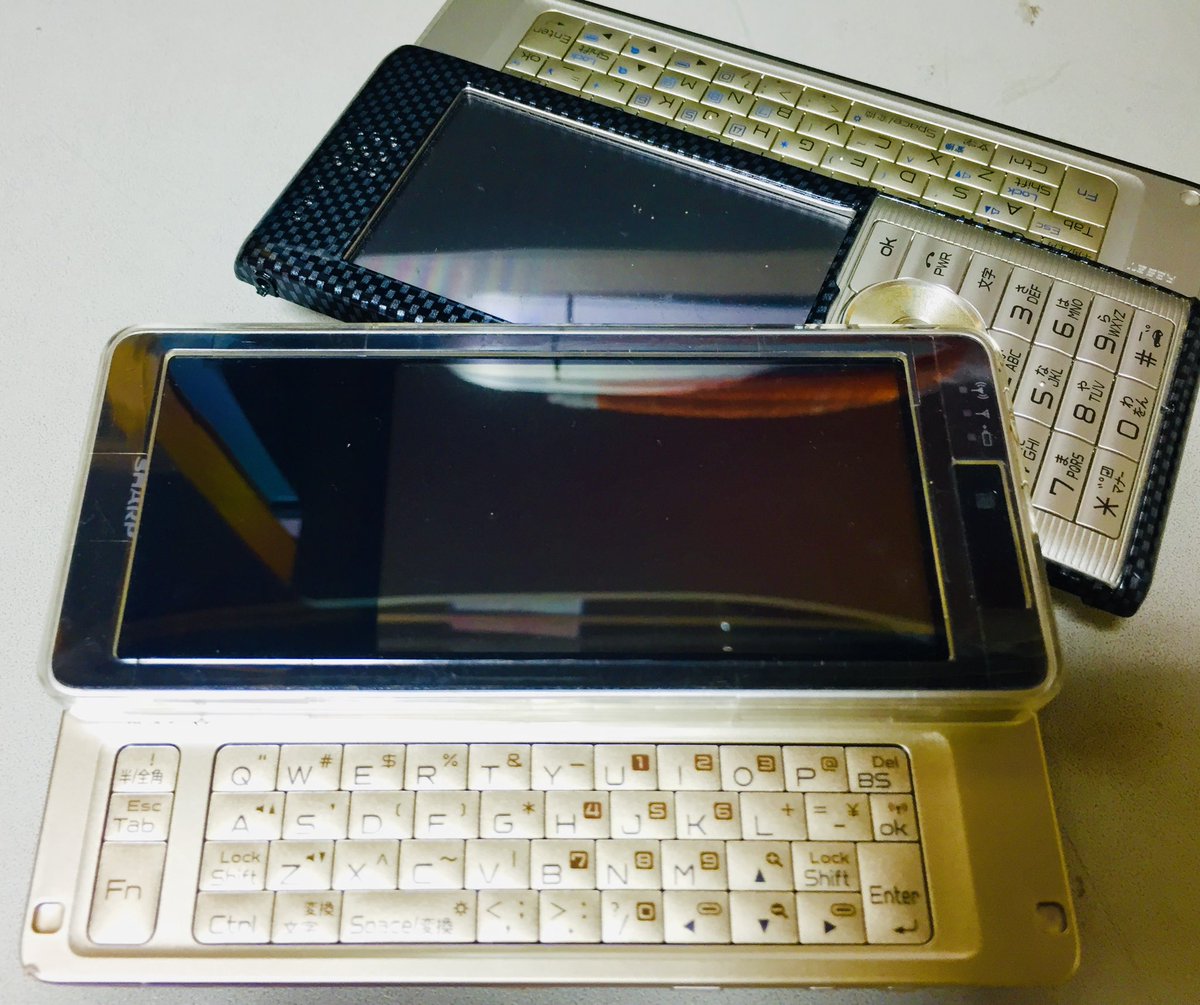 sagami_otaku's tweet photo. スマホの原型
日本国内では2005年に初めてPHSキャリアWILLCOMで発売しました。やっとスマートフォンというワードが出てきた頃。
その頃はPDA と呼ばれていてマニアックな世界でした。
ちなみに初代iPhoneがアメリカで発表されたのが2007年1月。
#スマートフォン #wzero3 #phs https://t.co/wXXU9vPYlA
