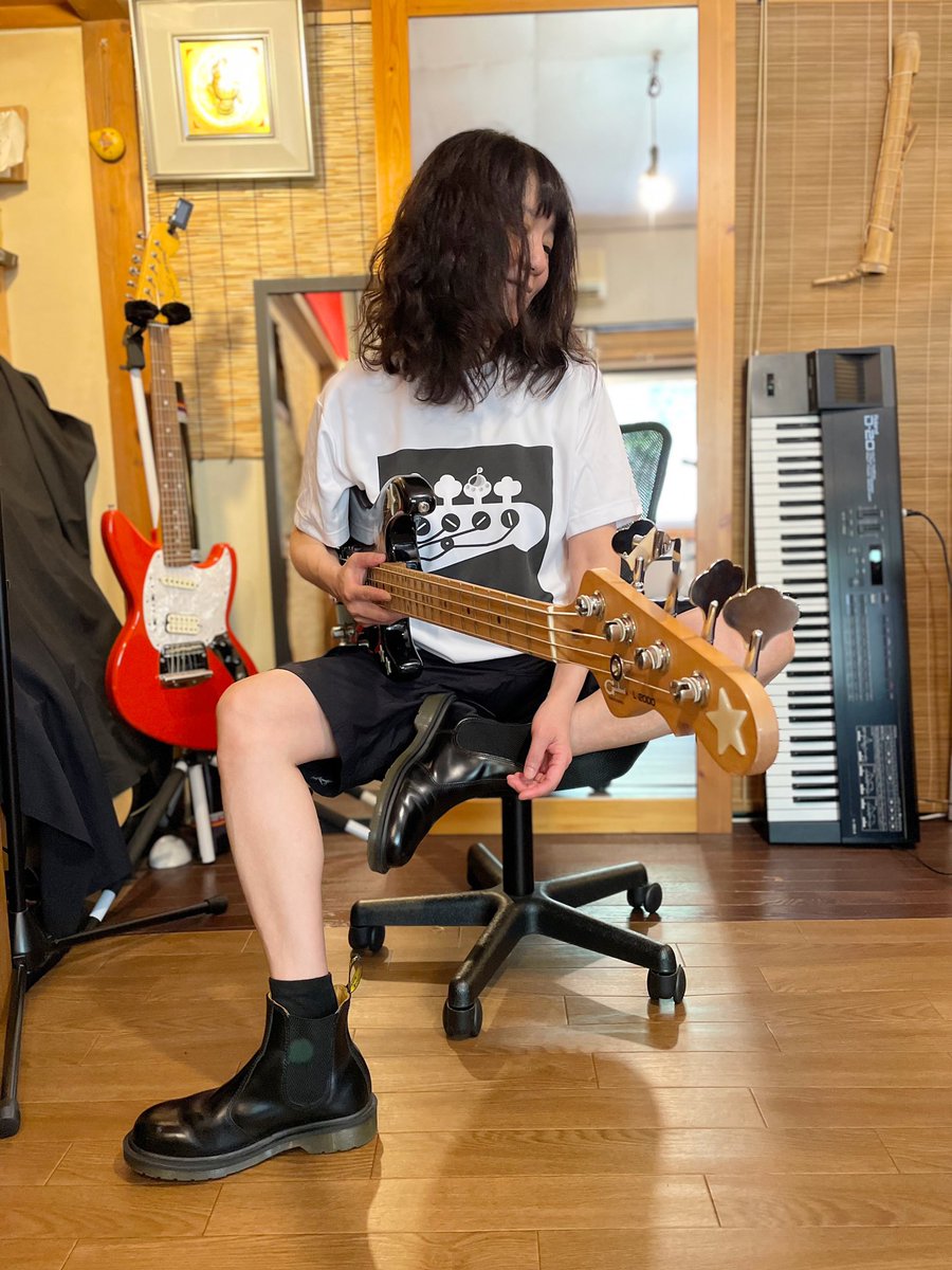 hidekaUFO's tweet photo. with bass **・゜
#drmartens #glbass #hidekamusic #chelsea_boot https://t.co/dctc7wg2mN