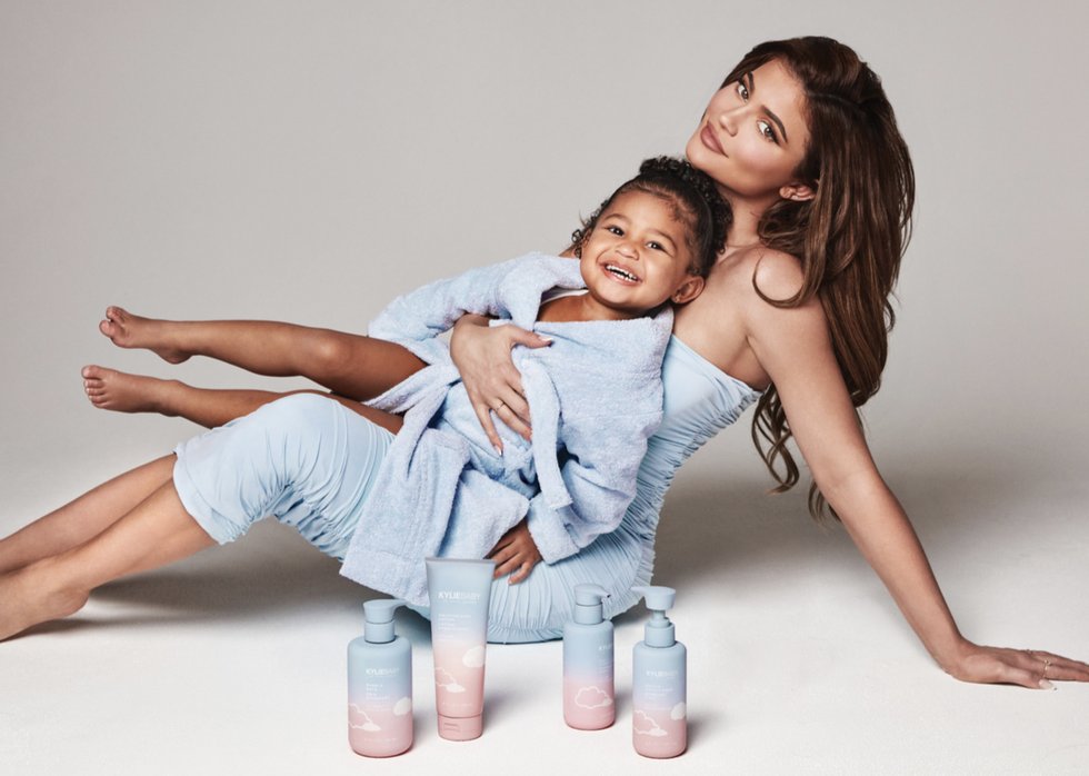 kyliejennerbth's tweet photo. ”สิ่งที่ยากที่สุดของการเป็นคุณแม่มือใหม่คือการอดนอน และสิ่งที่คุ้มค่าที่สุดคือการได้เห็นโลกผ่านสายตาของสตอร์มี่และเฝ้าดูเธอเติบโตในทุกวัน” — Kylie Jenner https://t.co/UYdIxaA09V