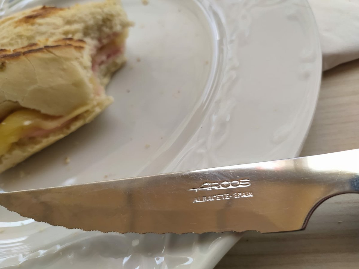 Chafarota82's tweet photo. Tengo un amigo de vacaciones en Lanzarote y esta es la foto que nos envia de su viaje 😂😂 #NoPodemosEvitarlo #Albacete https://t.co/tjaRfVOpJm