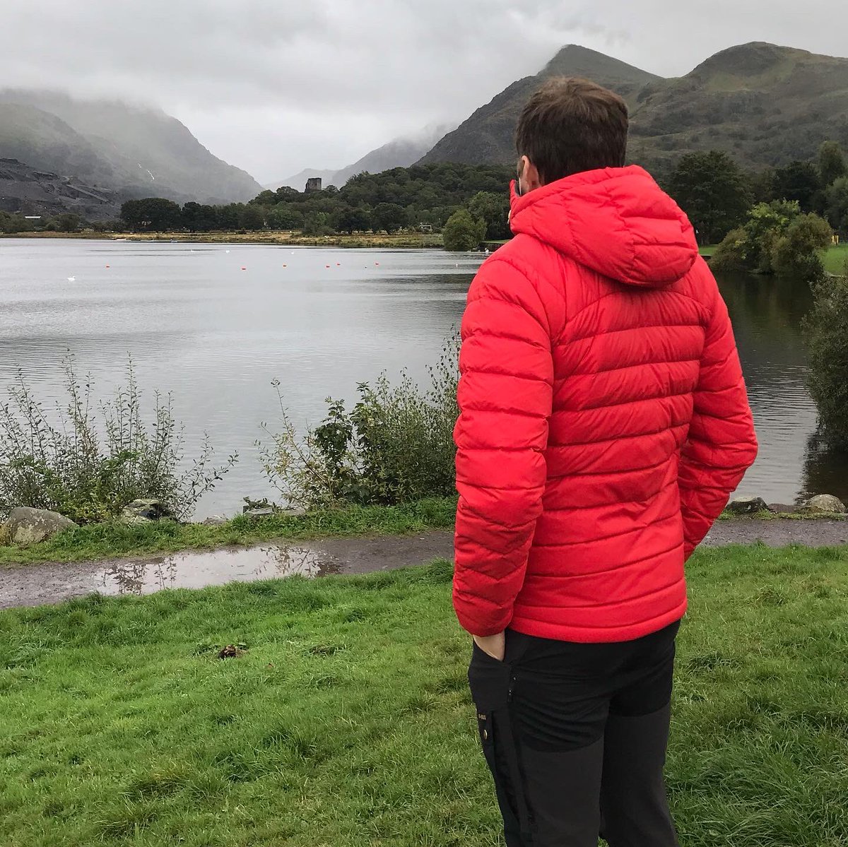 Fjällräven clothing now in the Clearance shop’s Closing down sale. Tag a friend, when it’s gone it’s gone.
.
Swipe ➡️ right for some part time modelling shots. Be kind on the comments! 🤣
.
#Outdoorwales #llanberis #outdoorgear #snowdonia #outdoorshop #campingshop #hikingshop
