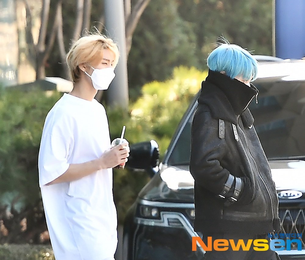 ทุกวันนี้เวลาเห็นสองรูปนี้ผ่านตาต้องตั้งคำถามว่า จริงๆแล้วอากาศเป็นยังไง? จอห์นนี่เหมือนหน้าร้อน ส่วนเจโน่คือหน้าหนาว 5555555555