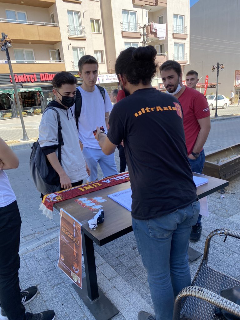 uAUNIMugla's tweet photo. Standımız 18:00’a kadar C Kapı yanı salıncak fırın market önünde açıktır. Tüm Galatasaraylı kardeşlerimizi aramızda görmekten mutluluk duyarız.

#KampüslerinTekEfendisi
#ultrAslanUNI https://t.co/mgXxdzbPc4