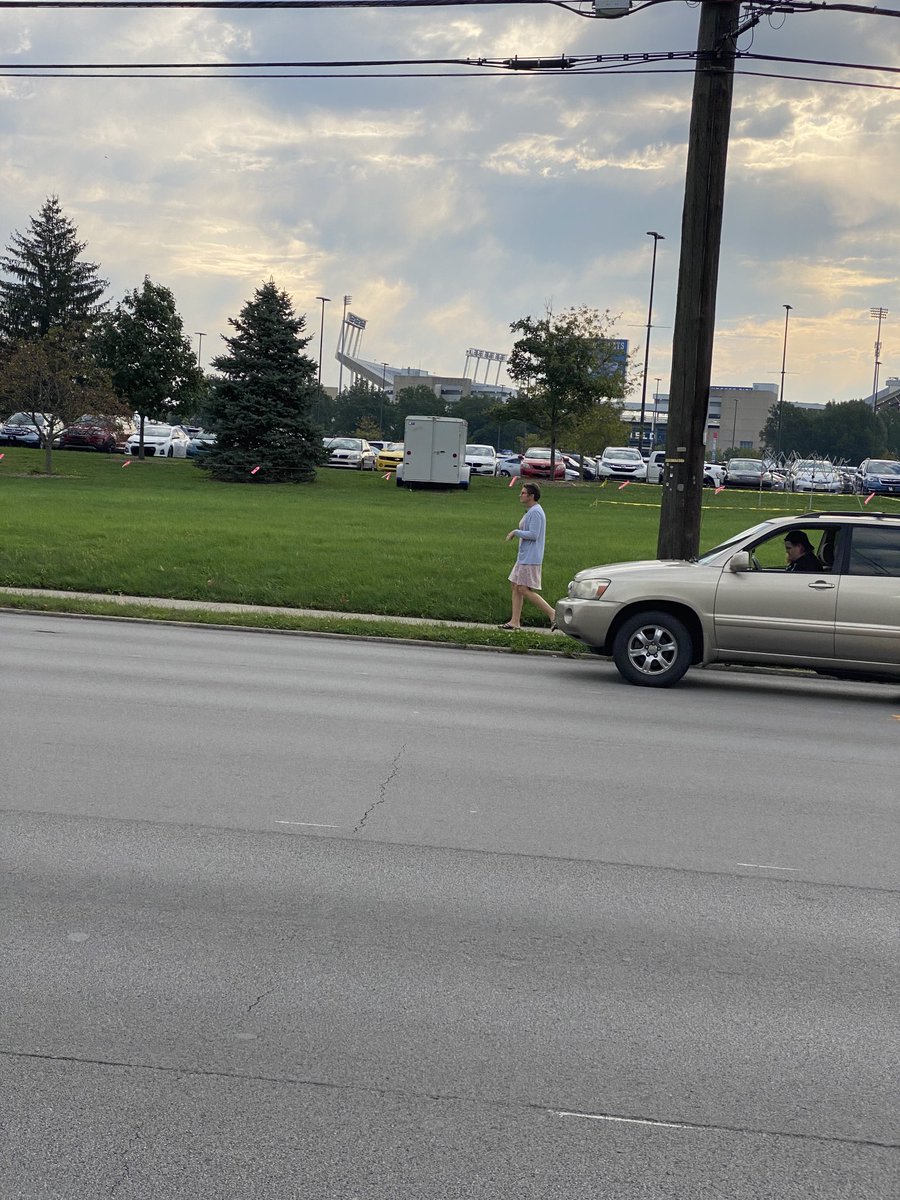 DebraHensley's tweet photo. Like a Good Neighbor,⁦⁦⁦@megandobner⁩ my Office Manager helps a stranded motorist.Go Megan! #randomactsofkindness https://t.co/m7dvAhV7R0