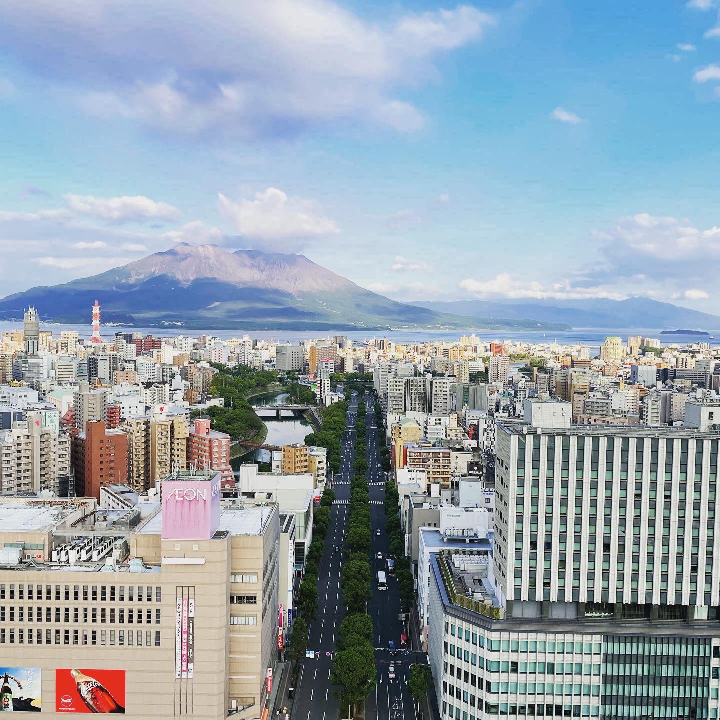 吉留祐介 鹿児島ナポリ通りと桜島 イタリアナポリ湾とベスピオ火山 やはり風景が似ています 鹿児島市が 東洋のナポリ と呼ばれるのも納得です 鹿児島県 ナポリ通り 桜島 どっちがどっち ニッポンの輝き T Co K2cv0dx7nj Twitter