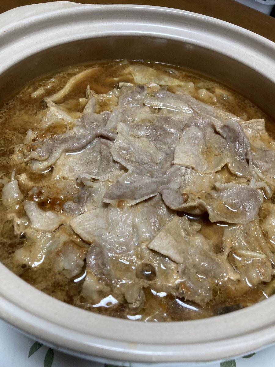 yoshi_onigo's tweet photo. #晩ごはん 
豚肉キャベツもやし舞茸エリンギ
適当みそ味
鍋🫕お世話になる季節になりました！
#自炊記録 #料理記録 #おうちごはん https://t.co/0Evf1mbS6v