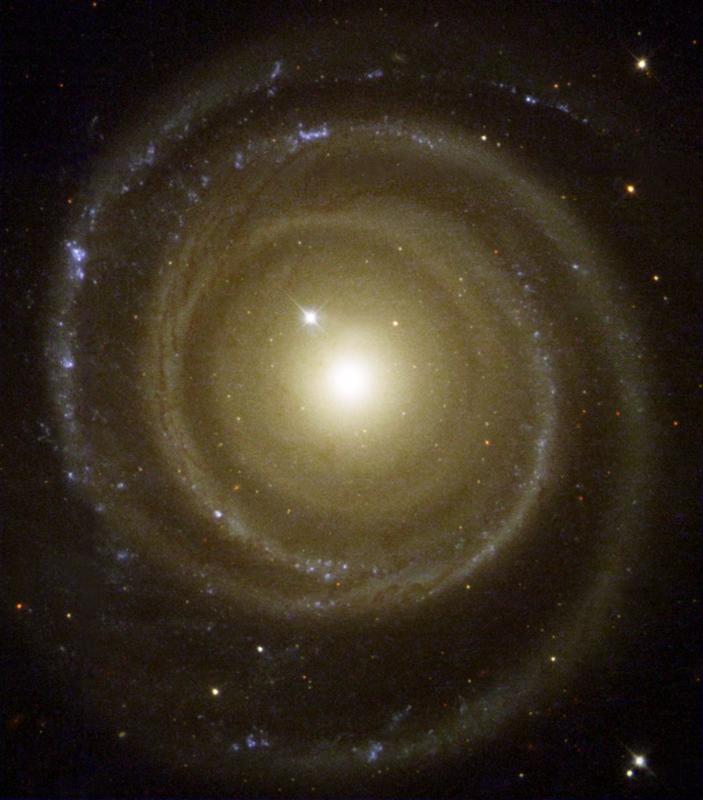 NASAHubble's tweet photo. NGC 4622 spins to the beat of its own cosmic drum 🌀

Astronomers were surprised to discover this galaxy rotates clockwise, because of the direction of its outer spiral arms.

Read more about this #HubbleClassic image: https://t.co/GOn5d0xEQb https://t.co/SAwsoYhHrC