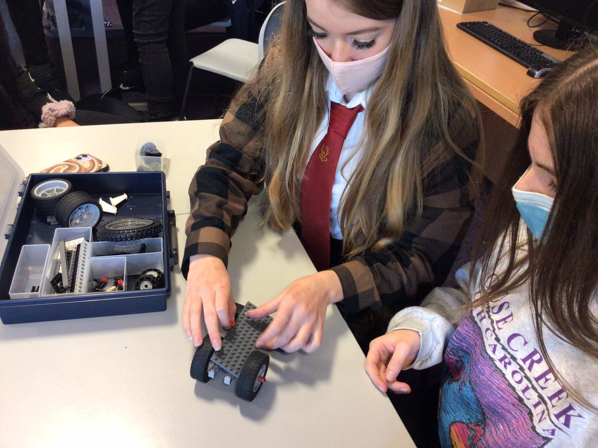 BRO_STEM's tweet photo. Some of our lucky @BroHighOfficial S2 pupils have had a super morning exploring hydrogen fuel cells as part of the 7 Cities Hydrogen Challenge 2021, thanks to visitors from @arcolaenergy. The 3 winning teams will go on to compete at the Assembly Rooms 👏 #STEMNation https://t.co/Ml0A2QzLFX