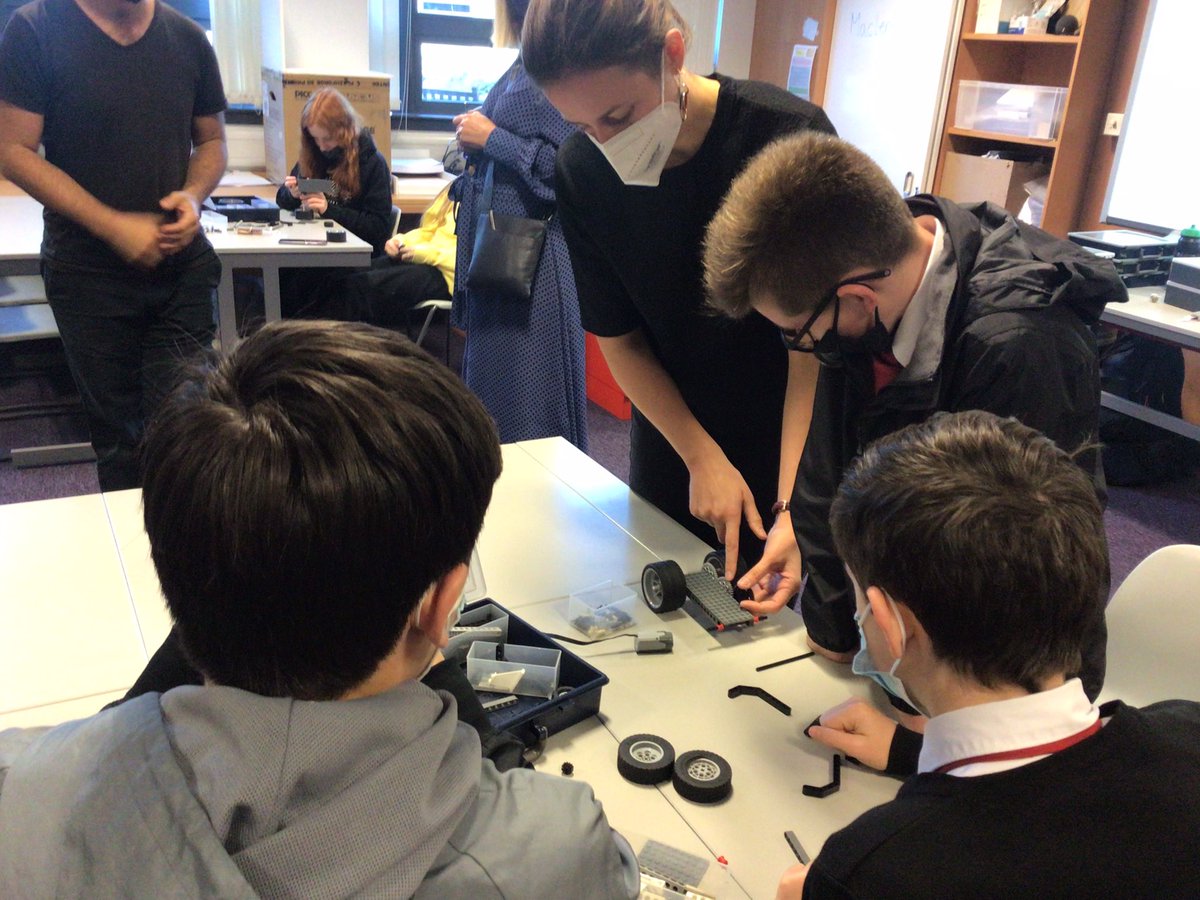 BRO_STEM's tweet photo. Some of our lucky @BroHighOfficial S2 pupils have had a super morning exploring hydrogen fuel cells as part of the 7 Cities Hydrogen Challenge 2021, thanks to visitors from @arcolaenergy. The 3 winning teams will go on to compete at the Assembly Rooms 👏 #STEMNation https://t.co/Ml0A2QzLFX
