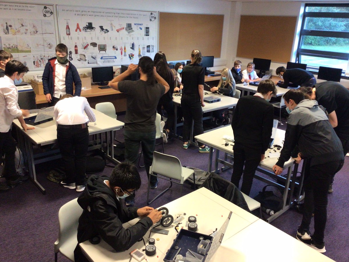 Some of our lucky <a href="/BroHighOfficial/">Broughton High</a> S2 pupils have had a super morning exploring hydrogen fuel cells as part of the 7 Cities Hydrogen Challenge 2021, thanks to visitors from @arcolaenergy. The 3 winning teams will go on to compete at the Assembly Rooms 👏 #STEMNation