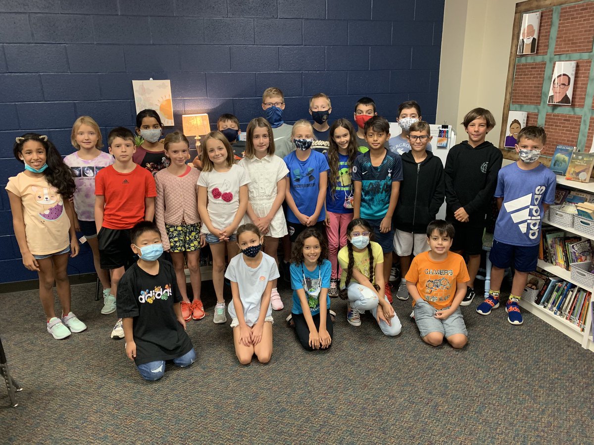 robynwhite09's tweet photo. Our 4th grade class family! 😍 @DeretchinCISD https://t.co/D9PLgtfKC1