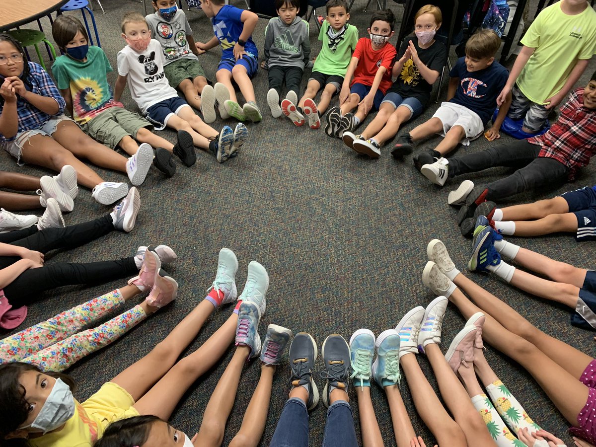 robynwhite09's tweet photo. Our 4th grade class family! 😍 @DeretchinCISD https://t.co/D9PLgtfKC1