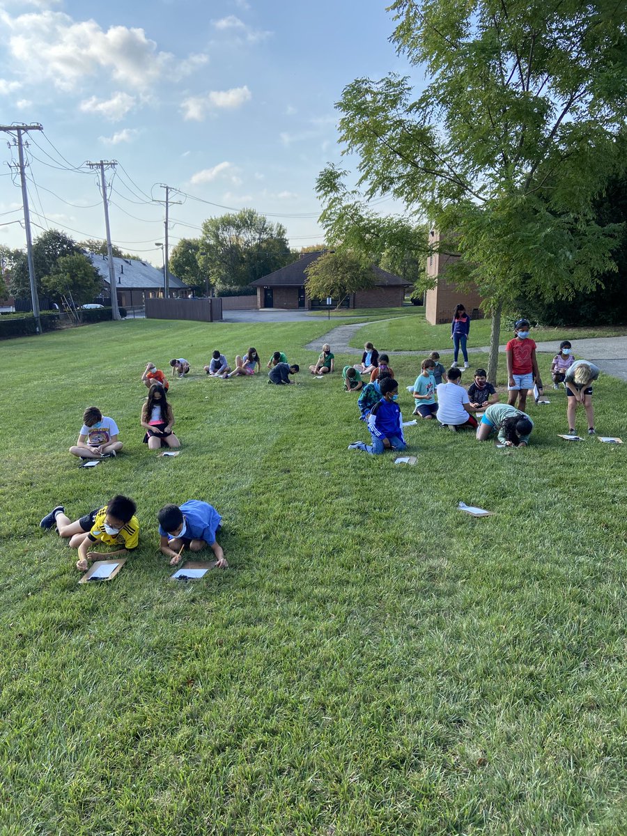 MillB19's tweet photo. 5th graders creating sundials to track shadow lines to observe the Earth’s rotation. ⁦@ireDCSD⁩ https://t.co/7qrDDzCoFX