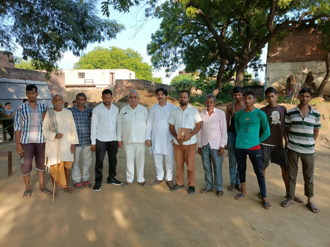ManishBSP's tweet photo. #up92
विधानसभा #219 माधौगढ़ में होने जा रही रैली को सफल कराने लिए जनसंपर्क ।
#IndiaWantsBSPGovt @KhanDrmh @Mayawati @BSP_JALAUN @GautamAnand1964 https://t.co/sJFLsIYiIK