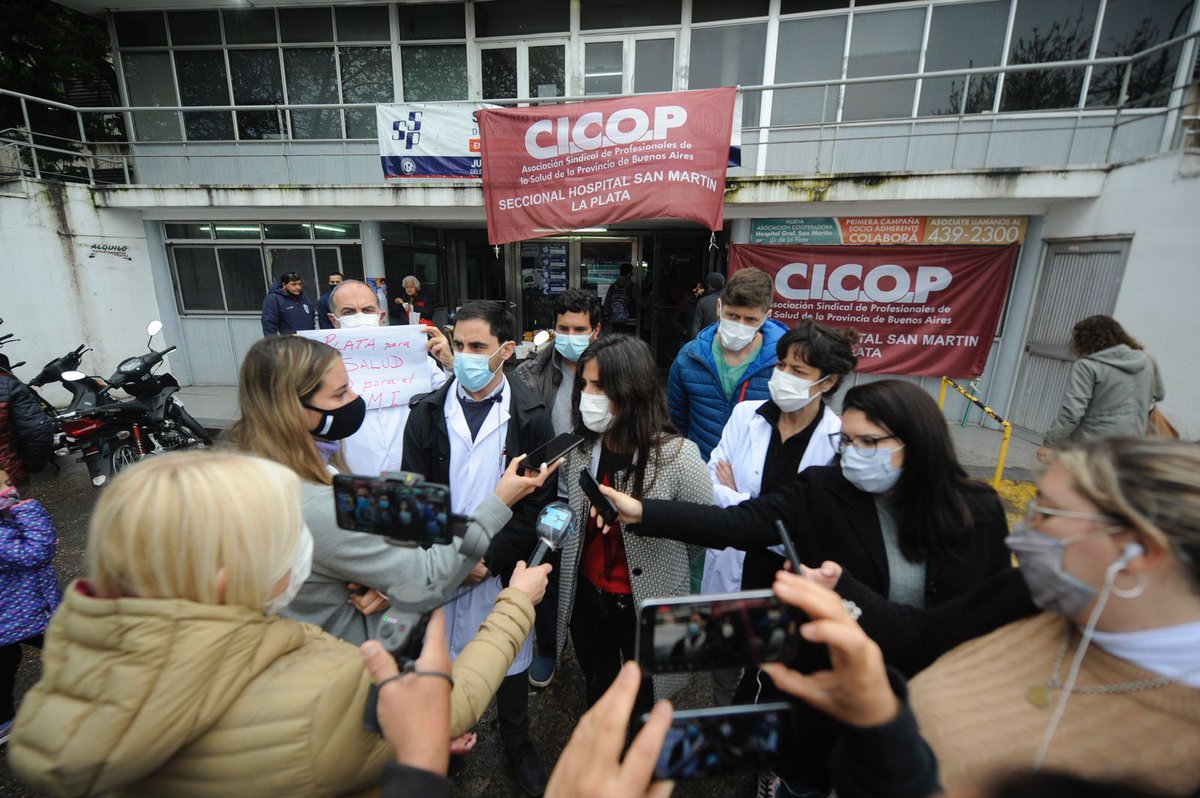 CICOP_ok's tweet photo. 🔴 Dirigentes de #CICOP brindaron hoy una #ConferenciaDePrensa en el Hospital San Martín de La Plata. En la previa a las negociaciones paritarias con el gobierno bonaerense, reclamaron una urgente recomposición salarial para el sector.
#ReconocimientoYA @PrensaCICOP https://t.co/5Z9eLkax2t