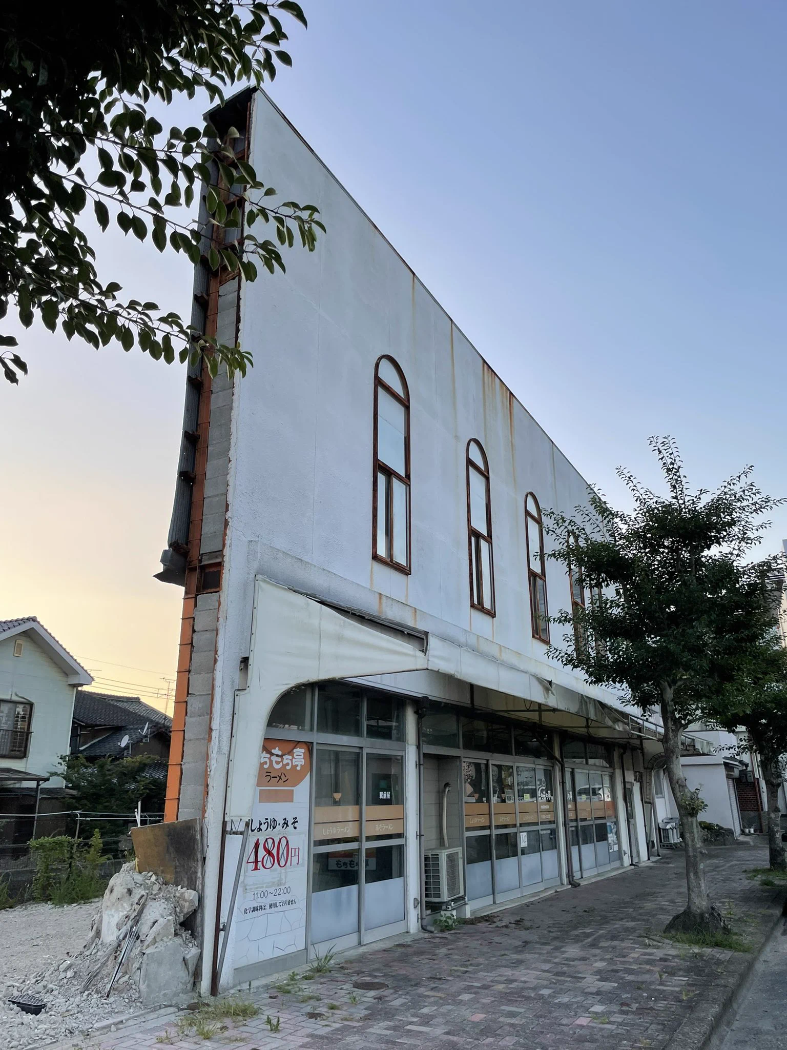 何の変哲もない建物かと思いきや…？こんなうっっっすい建物あるの！？