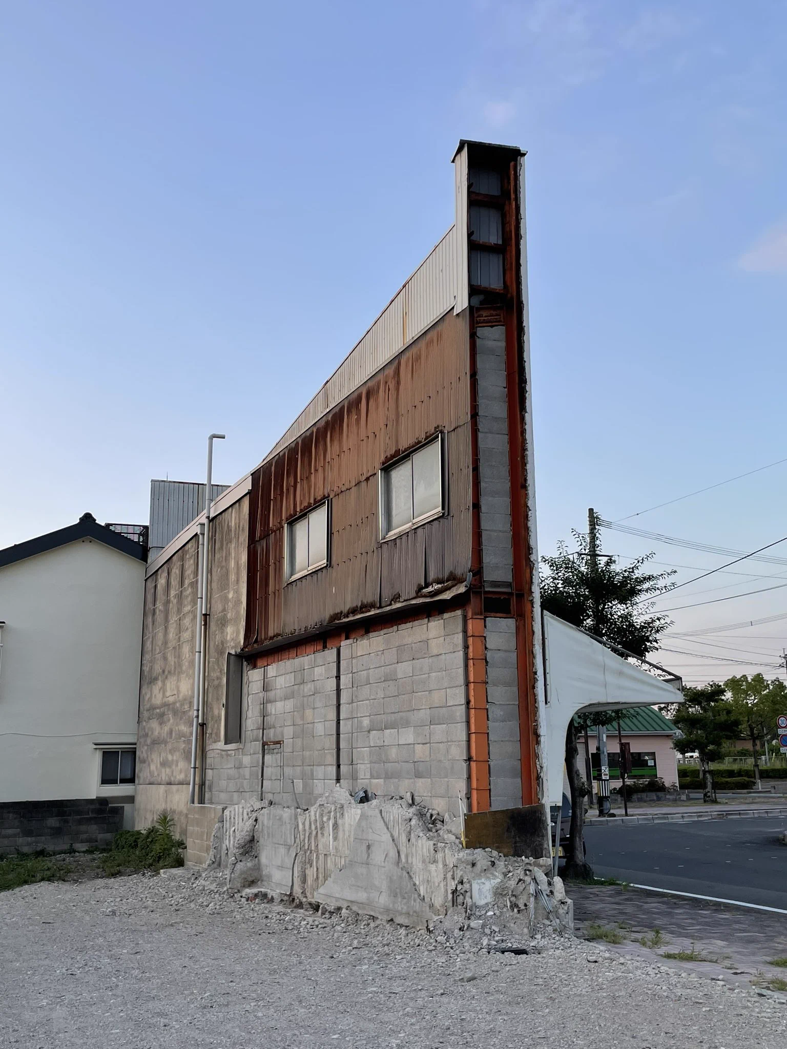何の変哲もない建物かと思いきや…？こんなうっっっすい建物あるの！？