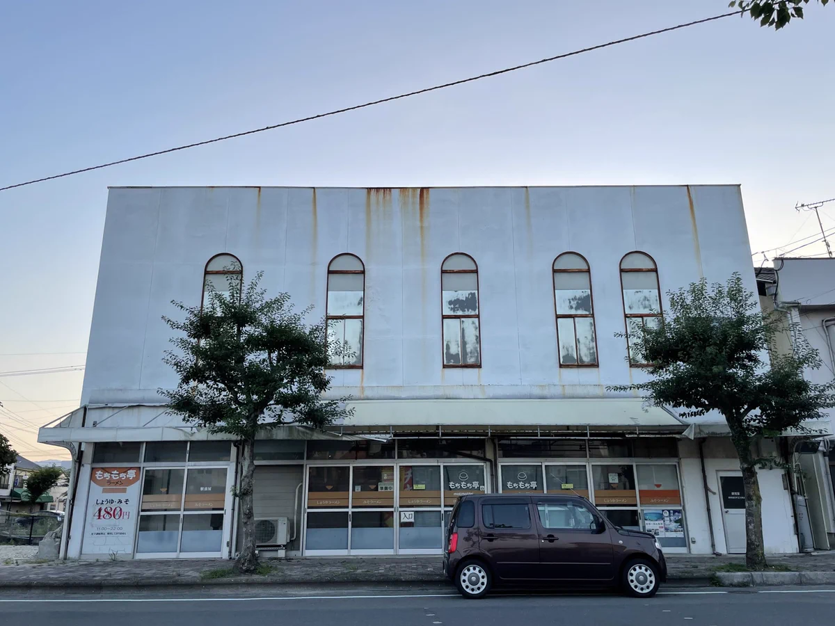 何の変哲もない建物かと思いきや…？こんなうっっっすい建物あるの！？