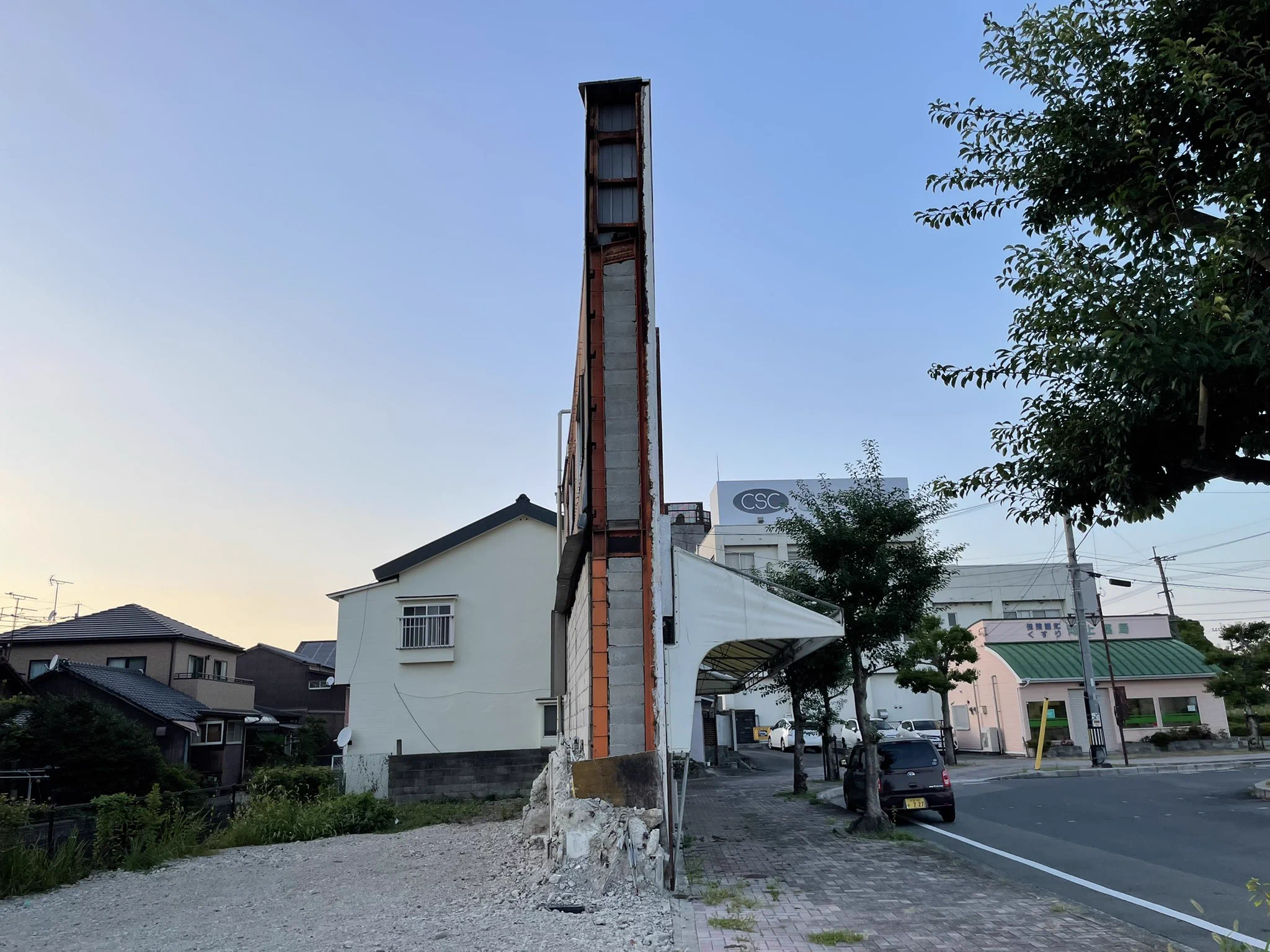 何の変哲もない建物かと思いきや…？こんなうっっっすい建物あるの！？