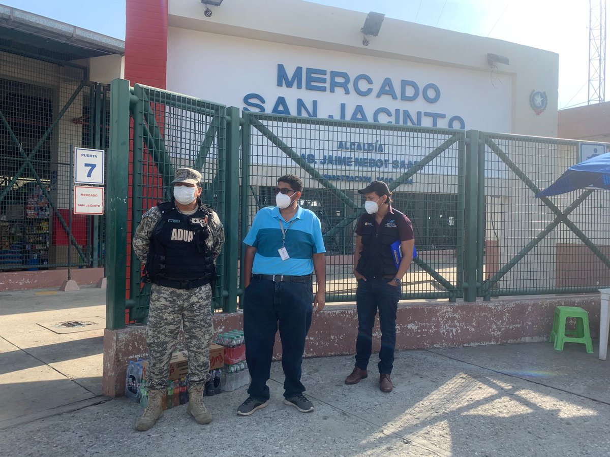 JuanElPerez68's tweet photo. Guayaquil | Con el propósito controlar la materia prima, leche cruda y derivados del sector lácteo, en el mercado de la cooperativa Juan Montalvo, personal de @AgriculturaEc, @Agrocalidad, @SENAE, @ARCSA, @SRI, realizan operativo de control. #JuntosLoLogramos https://t.co/izCNWhosvh