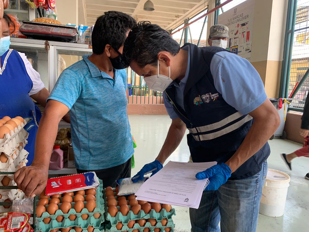 JuanElPerez68's tweet photo. Guayaquil | Con el propósito controlar la materia prima, leche cruda y derivados del sector lácteo, en el mercado de la cooperativa Juan Montalvo, personal de @AgriculturaEc, @Agrocalidad, @SENAE, @ARCSA, @SRI, realizan operativo de control. #JuntosLoLogramos https://t.co/izCNWhosvh
