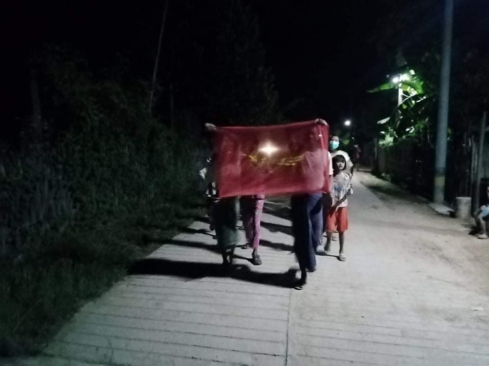 "Time and place do not matter in resisting the dictator."

Rural night strike against the military dictatorship was held by the residents of #Salingyi Tsp.
#Chevron_StopSponsoringSAC
#Sep28Coup
#WhatsHappeningInMyanmar
