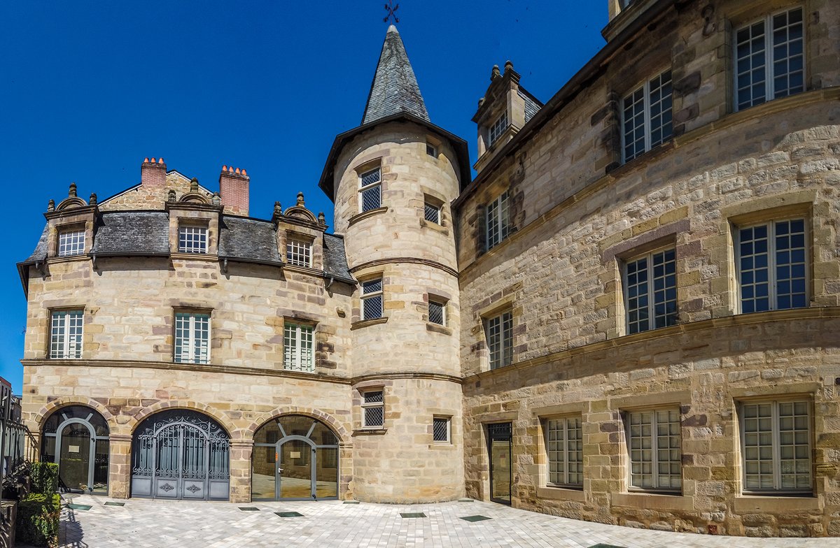 #Voyage #Correze - #Brive-la-Gaillarde est une authentique épicurienne. Gaillarde, gourmande, flâneuse, bonne vivante : de nombreux visages, à découvrir le temps d’un week-end, avant ou après une découverte de la Corrèze. bit.ly/2XSxsQD <a href="/CorrezeTourisme/">Corrèze Tourisme</a> <a href="/gaillard100/">Brive 100%Gaillarde</a>