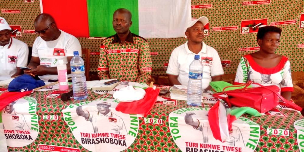 LaNovaBurundi's tweet photo. #Muhuta : Umunyamabanga wa @CnddFdd muri @RumongeProvince yagendeye kuri uwu wa 28 nyakanga 2021 zone #Busenge yo muri @CommuneMuhuta, @RumongeProvince . Donatien Manirakiza yajanywe no gushira abagumyabanga ku kivi no kwakira abashasha bava mu yindi migambwe #Burundi https://t.co/CumpH0zm1F
