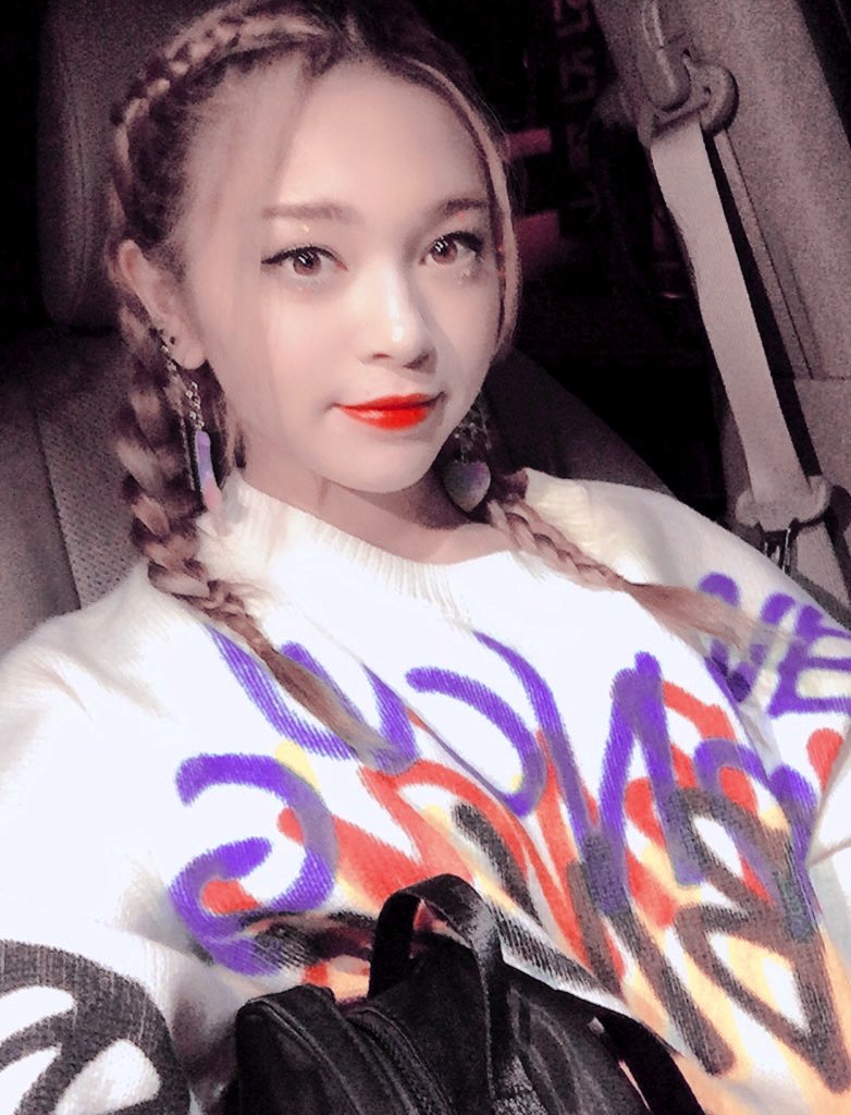 BECKYTWT_'s tweet photo. ⠀،، 👾 𖥻 𝗕𝗘𝗖𝗞𝗬 ৵ : ᏢᏞᎪ𝗬〄𝗟𝗜ᏚᎢ ⦂
Hoy también ando con ganitas de decir #GoodbyeTo the negative thoughts y es por eso que ando disfrutando de esta maravillosa canción que sin duda me ha encantado y sobretodo por los regalitos, ¡sigue así, bebita!✨💜 https://t.co/ozFDZTHY5l