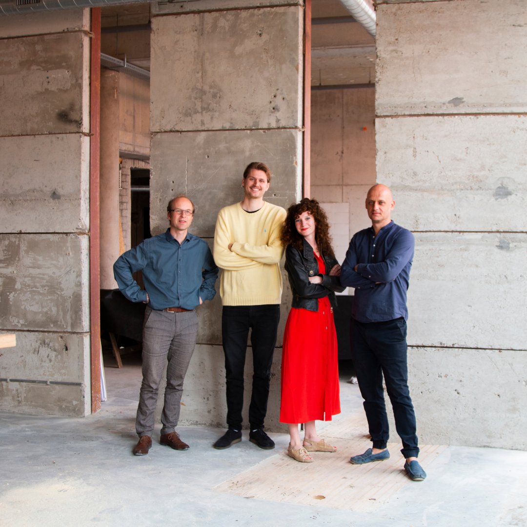 BlueCity010's tweet photo. Kijk, daar worden we blij van - #BlueCitizens die in de prijzen vallen! @superusestudios heeft de @deArchitectNL Oeuvre Award gewonnen voor hun pionierschap op het gebied van circulair bouwen!🏅Benieuwd naar de visie van Superuse? Lees ons interview hier: https://t.co/qHYHUe0kbJ https://t.co/UkKOEjrmsT