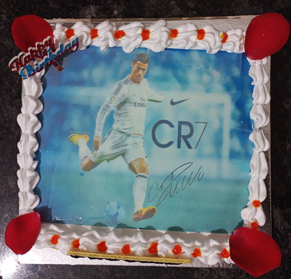 Coolkiranj's tweet image. आज तुम्ही #प्रितेश च्या वाढदिवसाला शुभेच्छा रुपी आशिर्वाद दिले त्याबद्दल सर्वांचे खूप खूप आभार. 🙏🏻🙏🏻 मला फुटबॉल जास्त आवडतं नाही पण #Pritesh चा आवडता फुटबॉल प्लेअर केक वर दिसतोय. ❤️😍  #CR7