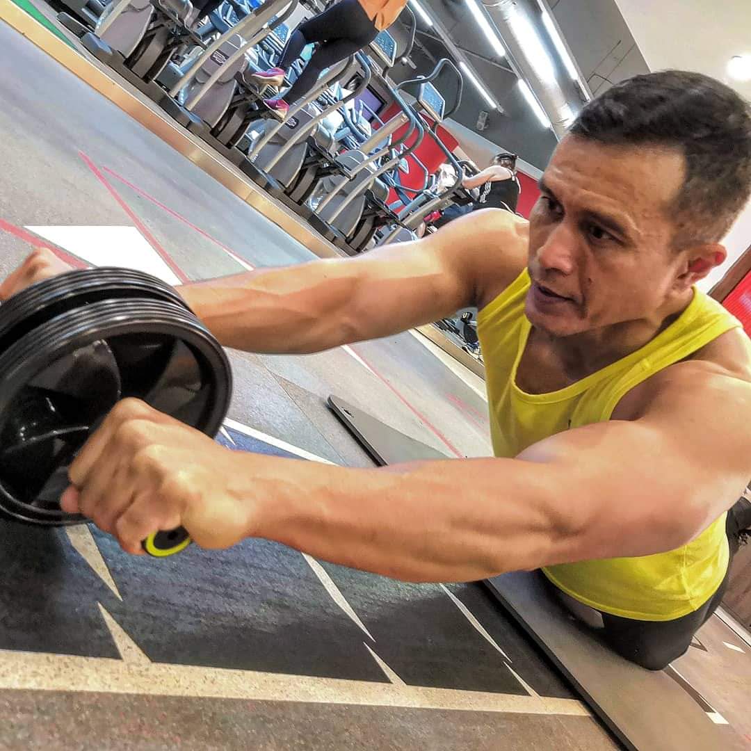 AbangOmar's tweet photo. The ab wheel roller is a simple but effective exercise tool. An ab roller routine will strengthen your core abdominal muscles, tighten abs and gradually improve flexibility.

#corestrength #tightabs #strengthen
#abroller #abwheel #fit #tone #body
#fitnesslover #gymrat #workout https://t.co/QVUxEwG3I0