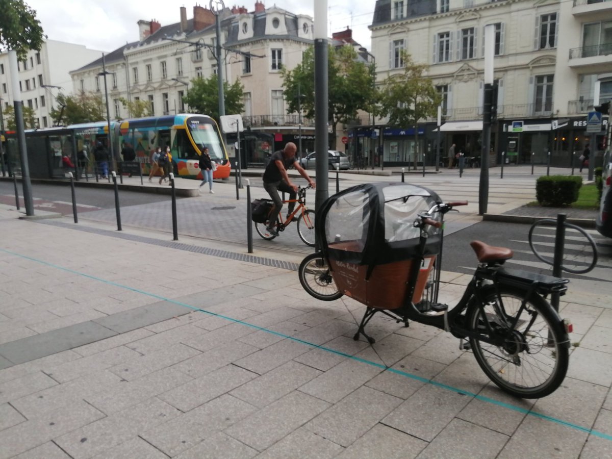 Tu sais que tu es arrivé à #Angers quand en 5min de trajet entre la gare et le bureau, tu croises ce type de véhicules 😍 #vélogistique #SolutionVélo. Au passage, ce #tramway est en balotage avec Montpellier pour le titre du + beau + coloré de 🇨🇵 😜