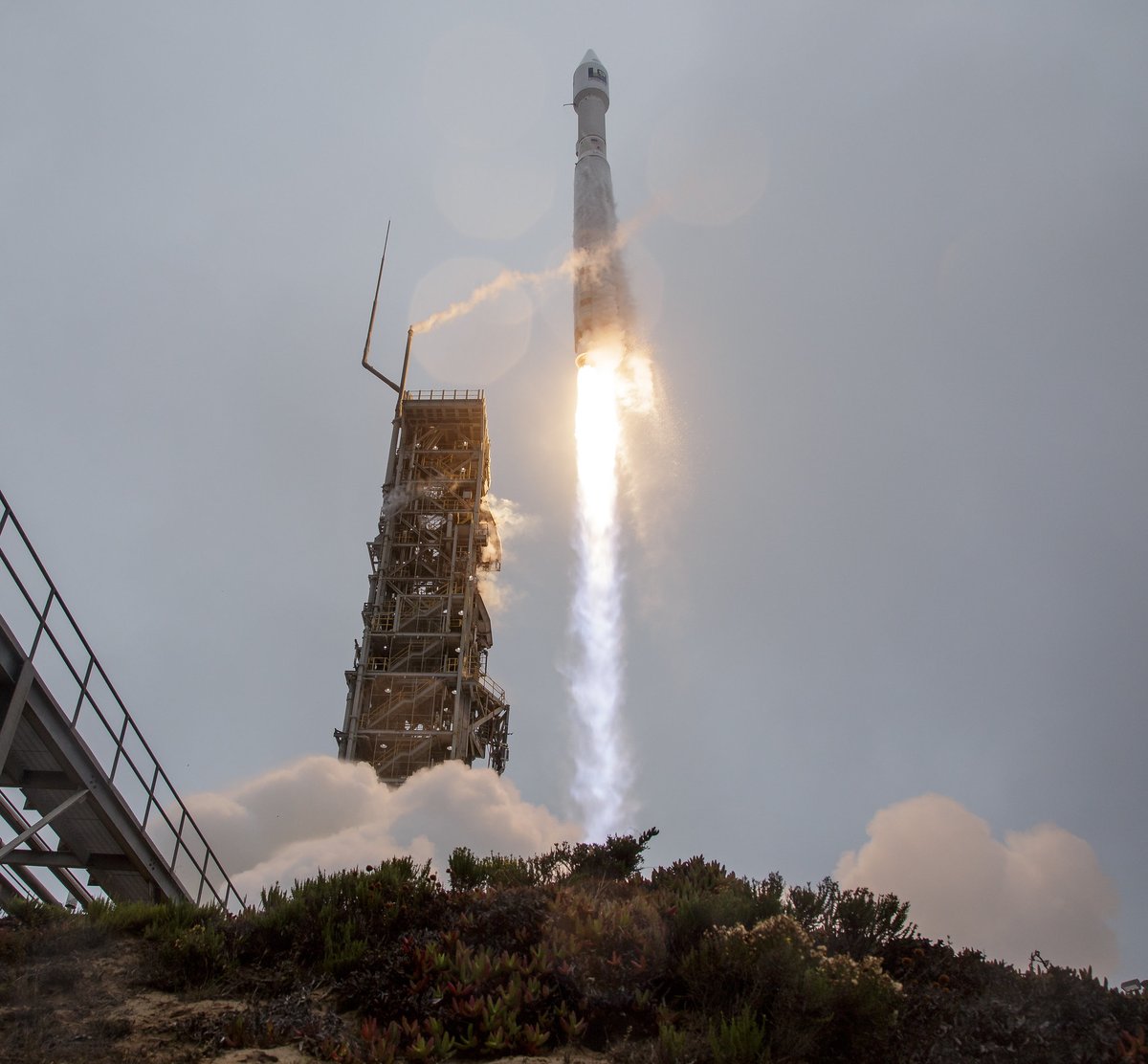 KSAT_Kongsberg's tweet photo. Congratulations @NASA &amp; @USGS on the successful launch of #Landsat9 ! We are thrilled to be part of such a smooth launch campaign and continuing early orbit operations. First contact was made at Svalbard Ground Station only seconds after separation.📡👋🛰️
#AtlasV   @USGSLandsat https://t.co/mkeiIGsURu
