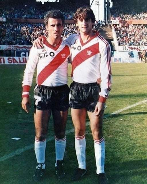Feliz dia a los verdaderos, HINCHAS  de River.Mis respetos y gracias por poder haber defendido  esos colores con garra y corazón. Disfruten su dia.Un Uruguayo más. ABRAZO
