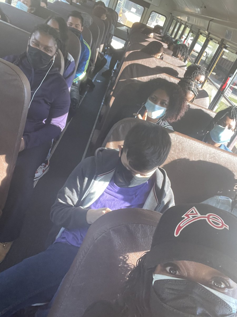 AprilHamiltonW1's tweet photo. SAH headed to the Rock the Vote Pep Rally @PrincipalFord @AP_PBRAZIEL @APSESOL @APSsatlanta https://t.co/6PBKLP35xB
