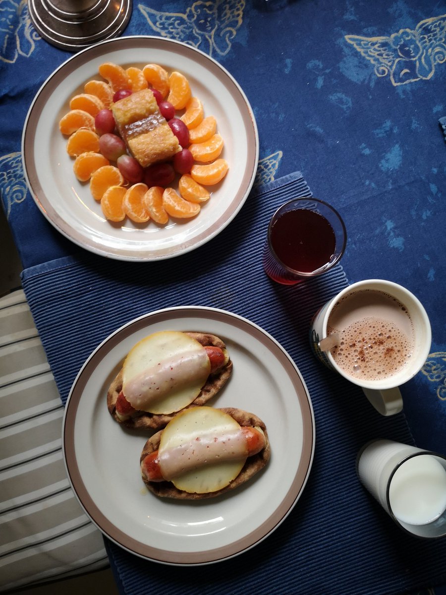 JuhaTenhonen's tweet photo. #ÀijÀvÀlipala #karjalanpiirakat #snellman #eetvartti #cheddarjalapeno #oltermanni #savujuusto #hetelmii #omenapiiras #kaakao #kahvitpitkÀnkaavanmukaan #tunnelma #kynttilÀt #auringonkukka #kukatkertovatenemmÀnkuintuhatsanaa #ilo #ylpeys #rakkaus https://t.co/KnCpsF1Z1D