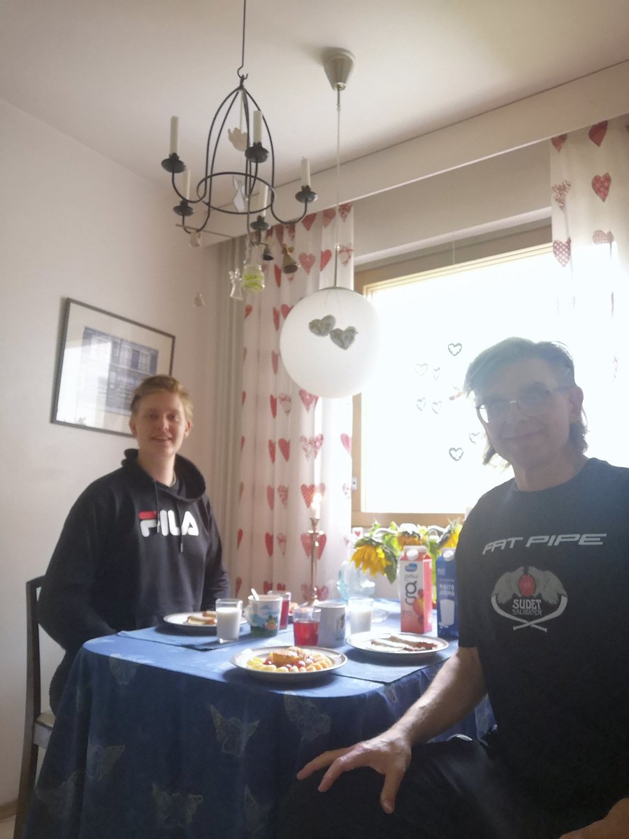 JuhaTenhonen's tweet photo. #ÀijÀvÀlipala #karjalanpiirakat #snellman #eetvartti #cheddarjalapeno #oltermanni #savujuusto #hetelmii #omenapiiras #kaakao #kahvitpitkÀnkaavanmukaan #tunnelma #kynttilÀt #auringonkukka #kukatkertovatenemmÀnkuintuhatsanaa #ilo #ylpeys #rakkaus https://t.co/KnCpsF1Z1D
