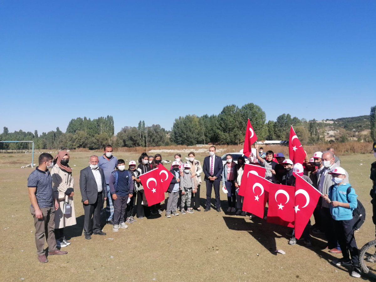 ceydaerenler's tweet photo. #Aslanapa #Tokul köyümüzdeyiz... Mevsim sonbahar, eylül’ün son günleri, kış İçin lezzetiyle meşhur tarhanamızı hazırlayan güzel memleketimin maharetli kadınlarıyla, okul yolundaki sevgili öğrencilerimizle sohbet ettik, kolaylıklar diledik. https://t.co/qnobayZj7q