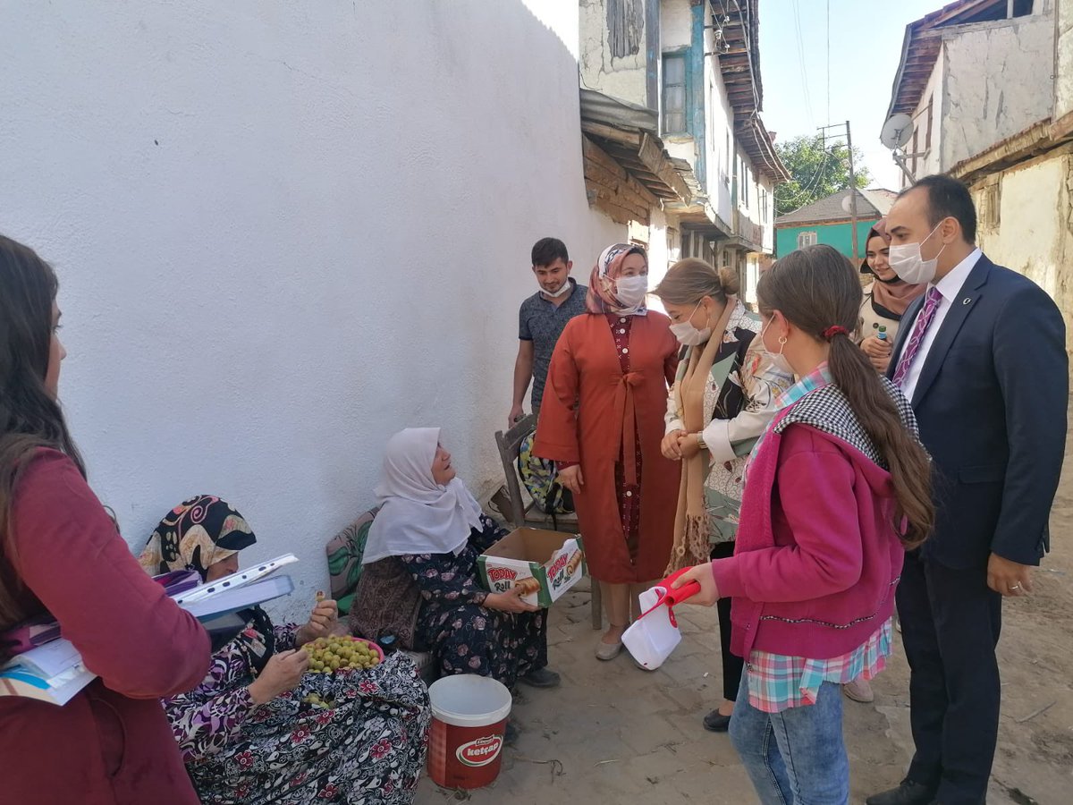 ceydaerenler's tweet photo. #Aslanapa #Tokul köyümüzdeyiz... Mevsim sonbahar, eylül’ün son günleri, kış İçin lezzetiyle meşhur tarhanamızı hazırlayan güzel memleketimin maharetli kadınlarıyla, okul yolundaki sevgili öğrencilerimizle sohbet ettik, kolaylıklar diledik. https://t.co/qnobayZj7q