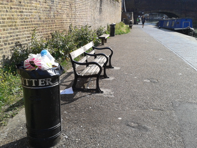CRTBoating's tweet photo. Towpath bins are not suitable for general domestic waste, they are for small pieces of everyday litter, such as crisp packets and sandwich wrappings. Please deposit your boat domestic waste at our boater bin facilities. https://t.co/wugAlA4Lw1 #BoatLife https://t.co/OfryjIkwq8
