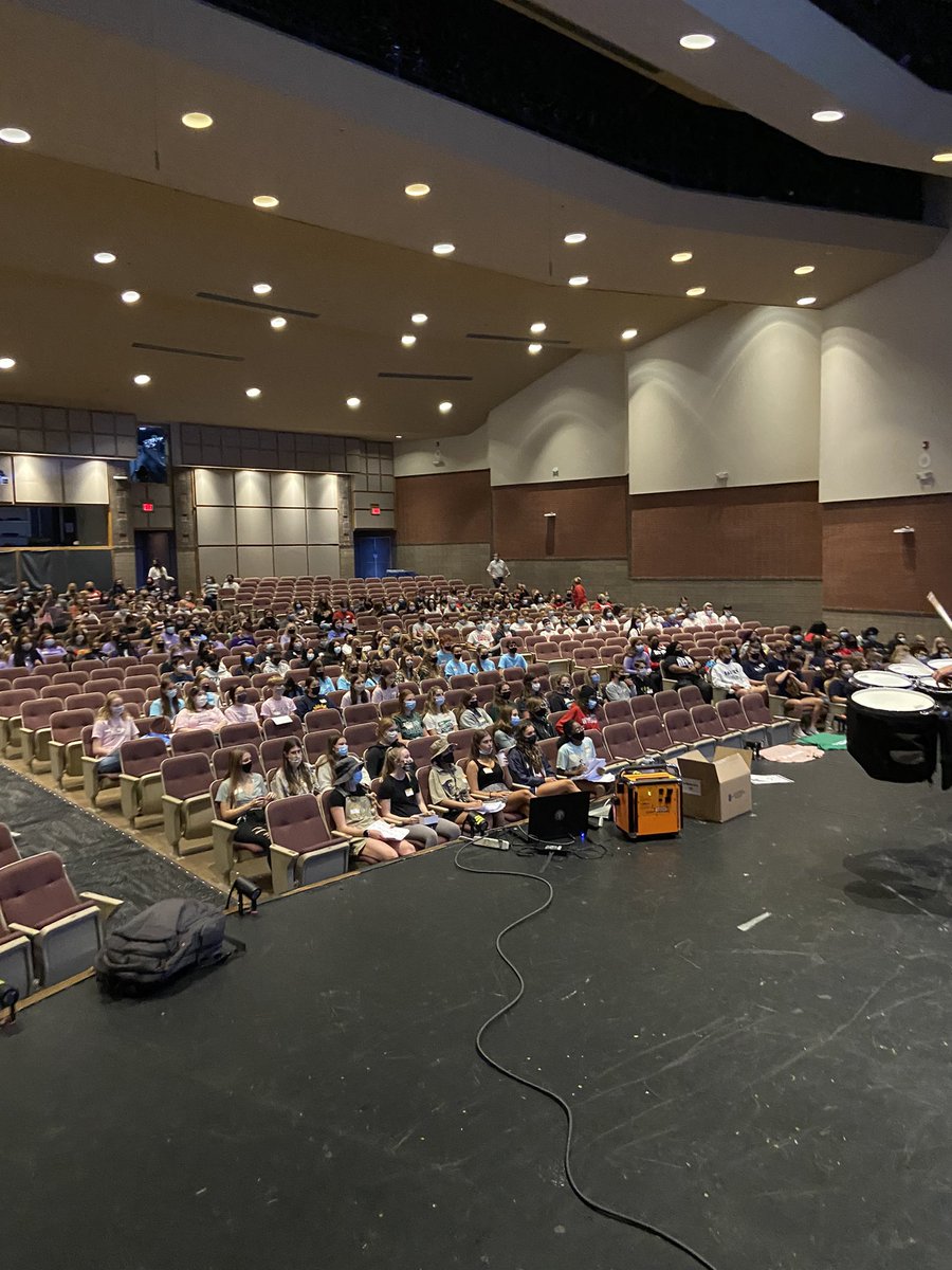 Kerry282542's tweet photo. Olathe East hosts the KSHSAA STUCO Regional Conference. Honored to welcome 400 kids across Kansas! https://t.co/GHEFhYODn3
