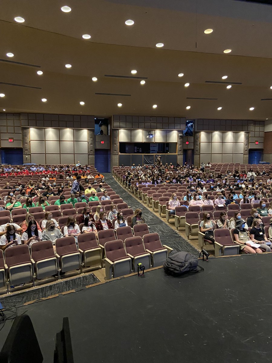 Kerry282542's tweet photo. Olathe East hosts the KSHSAA STUCO Regional Conference. Honored to welcome 400 kids across Kansas! https://t.co/GHEFhYODn3