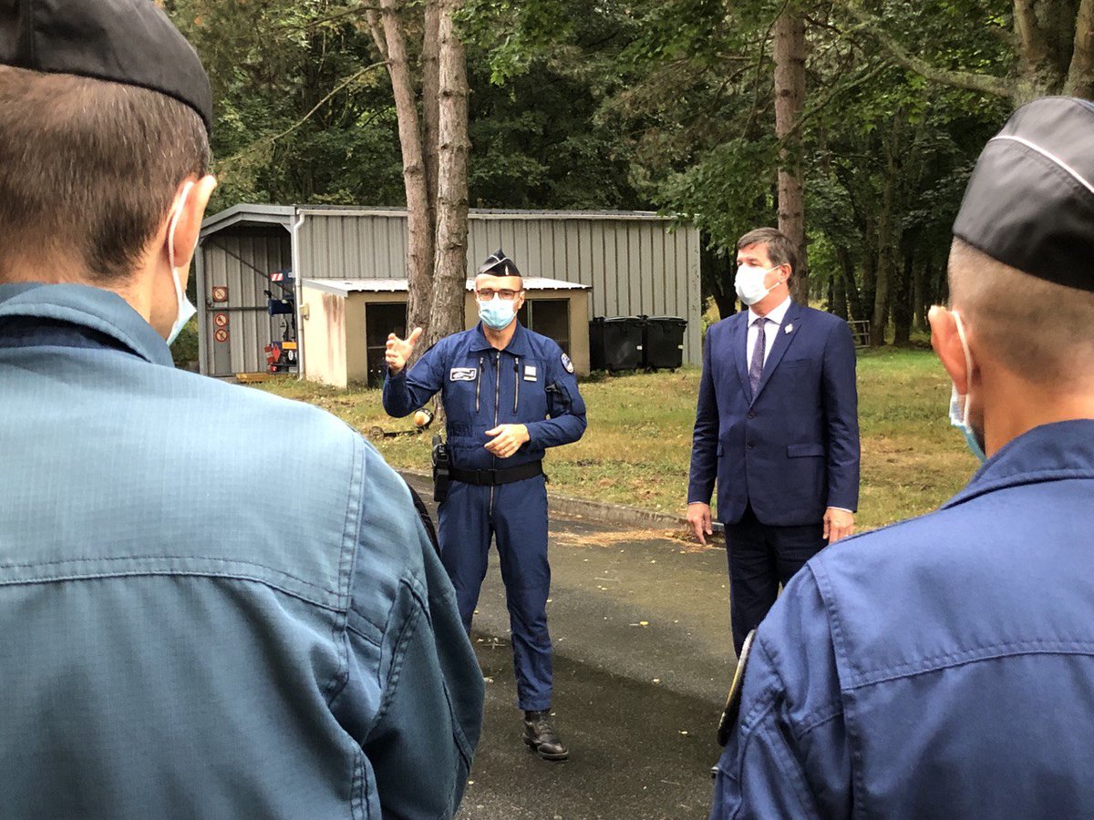 Forcesaeriennes's tweet photo. C'est avec plaisir que nous avons accueilli @Chalumeau_P à la #SAG de #Tours accompagné du IIIII de @Gendarmerie_037 Pour l'occasion démonstration d'hélicordage🚁🪢avec l'antenne #GIGN 🪂de @villedetours. @Chalumeau_P 🙏de votre #soutien!! @RCValdeLoire #Appui3D #Aérogendarmes🚁 https://t.co/N2QhqPlUqM