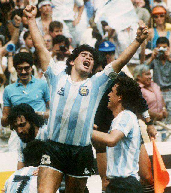 futbolsingular's tweet photo. La 🏆 Copa Euroamérica fue confirmada oficialmente por FIFA.

Será disputada en junio de 2022 entre Argentina 🇦🇷 e Italia 🇮🇹, como campeones de la #CopaAmérica y #Eurocopa. 

Será en homenaje al mejor de todos los tiempos: Diego Armando Maradona 🔟. https://t.co/gBkbFqzDwp
