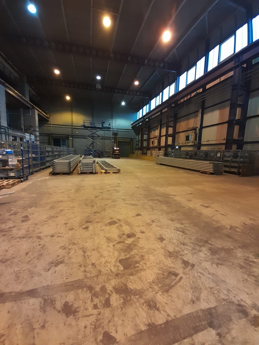 Linhgd_9's tweet photo. The last end frame removed! Our team have dismantled this #palletracking structure as they prepare the #warehouse for a brand new #shuttleracking system. Installation of this will begin next week! #outwiththeold https://t.co/UumHwYQHev
