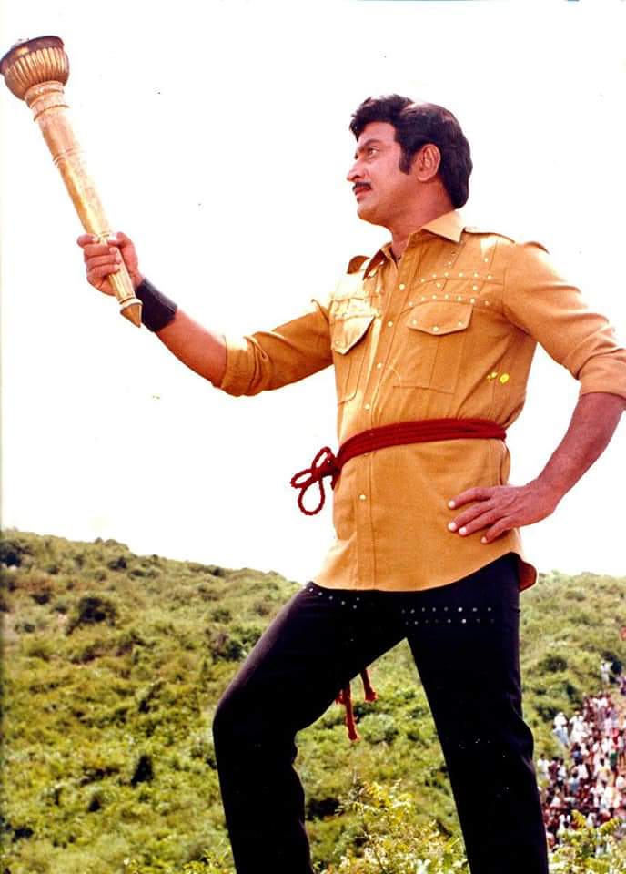 MaheshYuvatha's tweet photo. వసూళ్ల చరిత్రకు ఇది మకుటాయమానం🙏

#సింహపురిలో టౌన్ రికార్డ్ క్రియేట్ చేసి💥
#భీమవరంలో టౌన్ &amp; ప"గోదావరి
జిల్లారికార్డ్ తో విజయఢంకా మ్రోగించిన
మా #SuperstarKrishna గారు
నటించిన #కంచుకాగడా💥

#37YearsForKanchuKagada
#KodandaramiReddy

@urstrulyMahesh 
#SarkaruVaariPaata 
#MaheshBabu https://t.co/R2c1lBNHdv